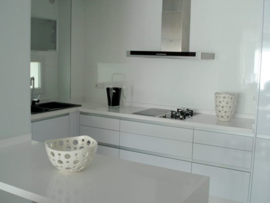 Cocina abierta en laca blanca.
